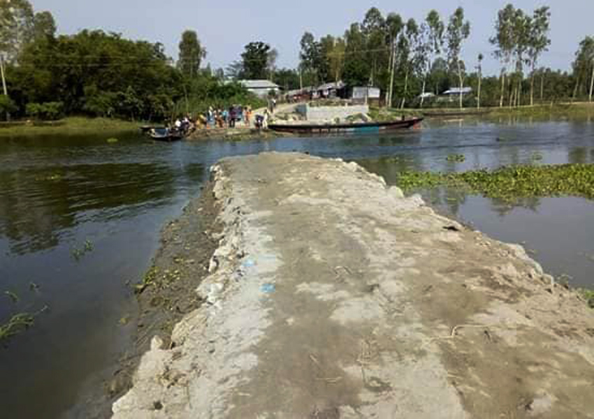 কুড়িগ্রাম-যাত্রাপুর চলাচলের বিকল্প সড়ক কেটে দিয়েছে স্থানীয়রা; সংশ্লিষ্ট কর্তৃপক্ষের গাফিলতি বলছেন স্থানীয়রা