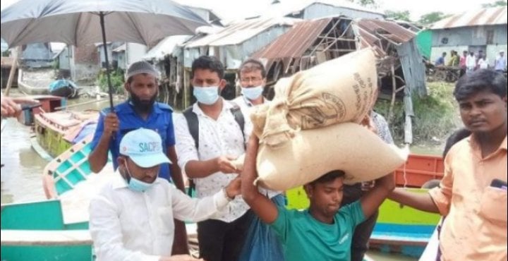 রাঙ্গাবালীর চরমোন্তাজে জেলেদের চাল বিতরণ করলেন ইউপি চেয়ারম্যান