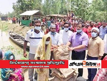 গাইবান্ধার ফুলছড়িতে বন্যার্তদের মাঝে জেলা প্রশাসকের ত্রাণ বিতরণ