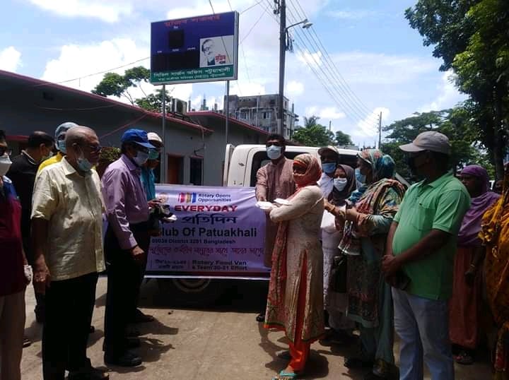 পটুয়াখালী রোটারী ক্লাবের এর পক্ষ থেকে কর্মহীন মানুষদের মাঝে খাবার বিতরন