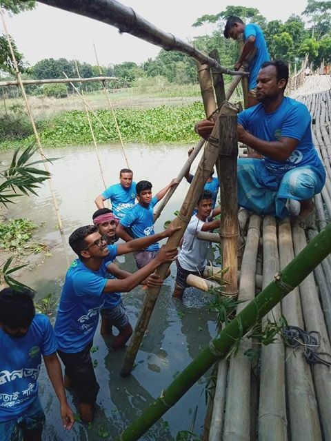 “নবীন তরী “সংগঠনের উদ্যেগে ঝুকিপূর্ণ পুল সংস্কার