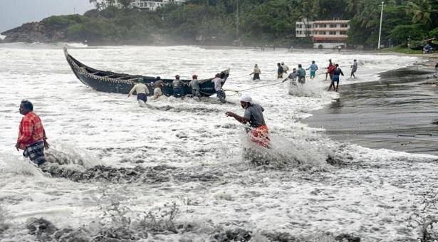 বাংলাদেশের উপকূল অতিক্রম করছে ইয়াস