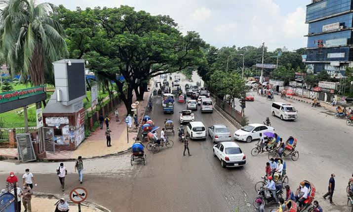 বিধিনিষেধ উপেক্ষা করে রাজধানীতে বেড়েছে মানুষের চলাচল