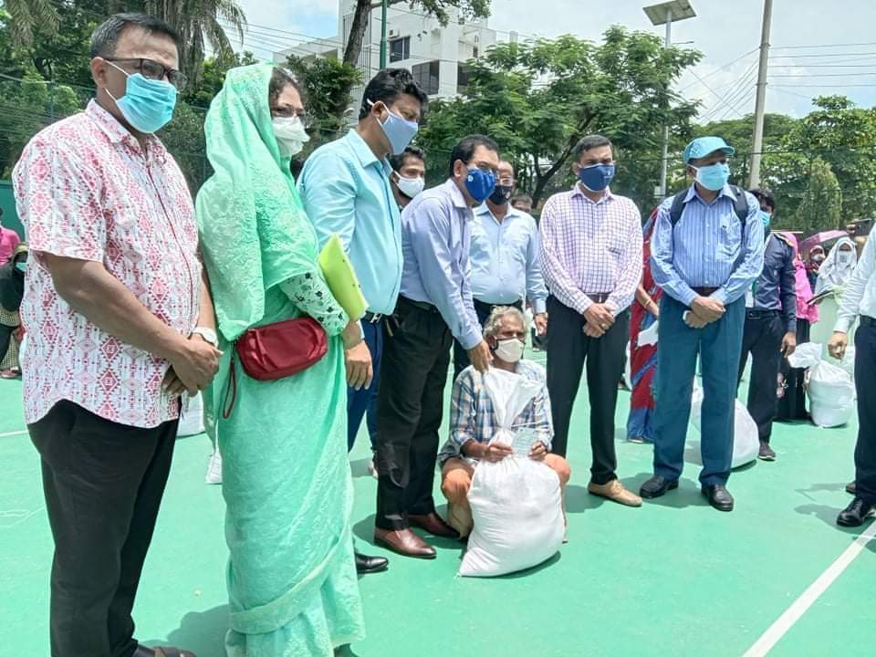 বরিশালে করোনায় কর্মহীন পরিবারে খাদ্য সামগ্রী বিতরণ