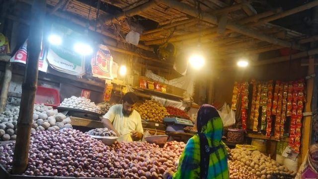 ফের বাড়ছে আলু-পেঁয়াজের দাম, স্বস্তি নেই মাছ-মাংসে